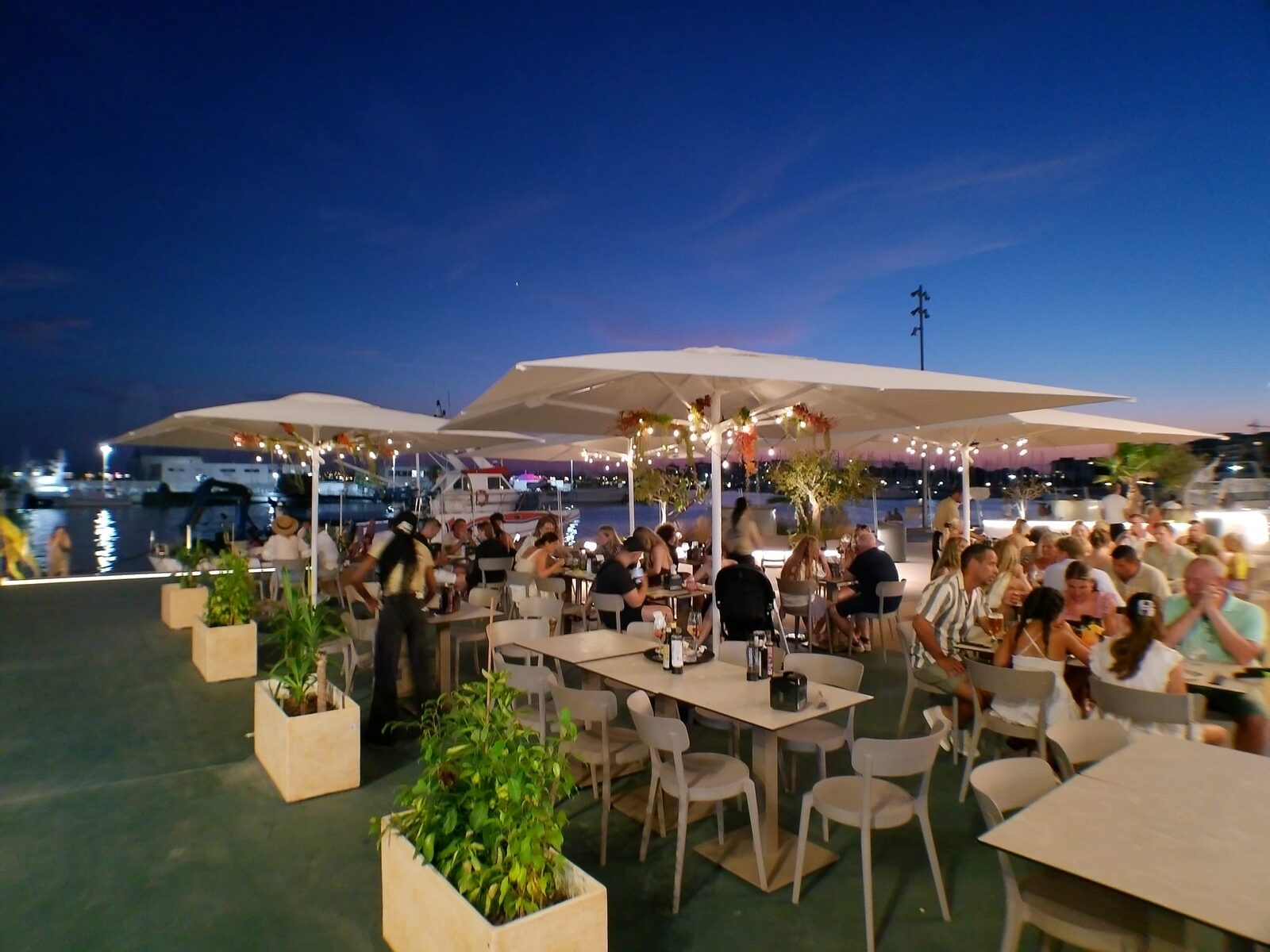 Mocca Del Mar terrace and dining room