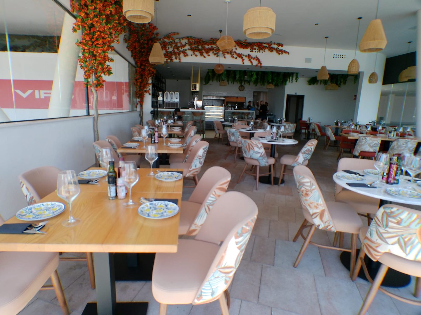 Mocca Del Mar terrace and dining room